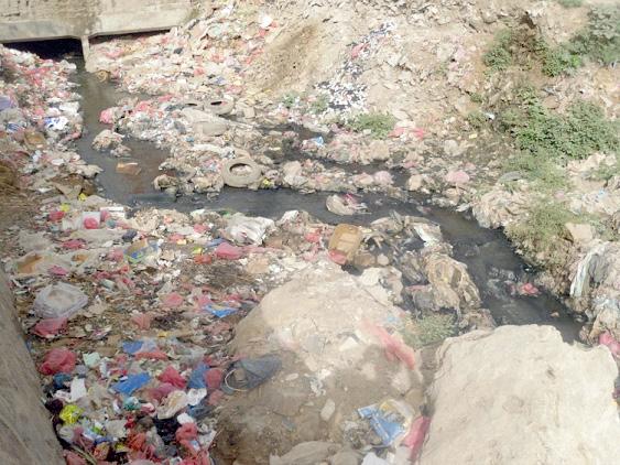 نفايات وسط المياه بدمت