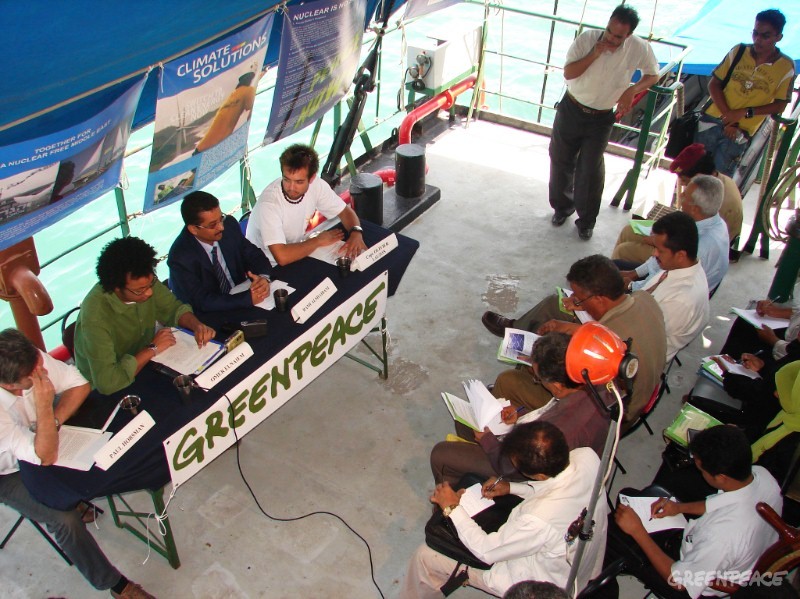المؤتمر الصحفي لبعثة غرينسبيس في سفينة المنظمة في عدن 2007