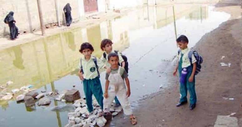 طلاب مدرسة النور المحاصرة بالمجاري - الصورة: الثورة