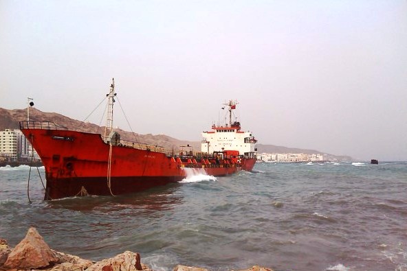 السفينة السيرلانكية المتسببة بتلوث ساحل المكلا | الصورة:hadhramoutalghad